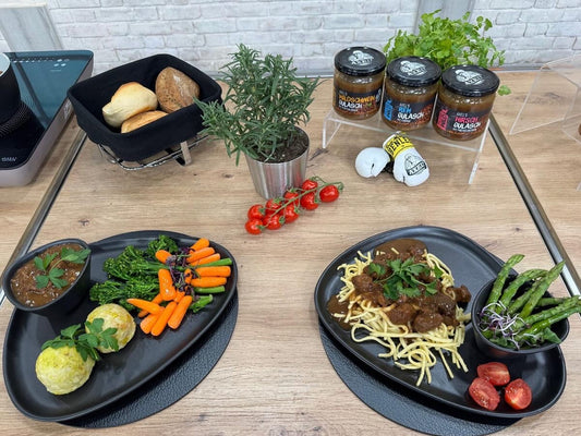 Rehgulasch mit Preiselbeeren, Spätzle und Spargel