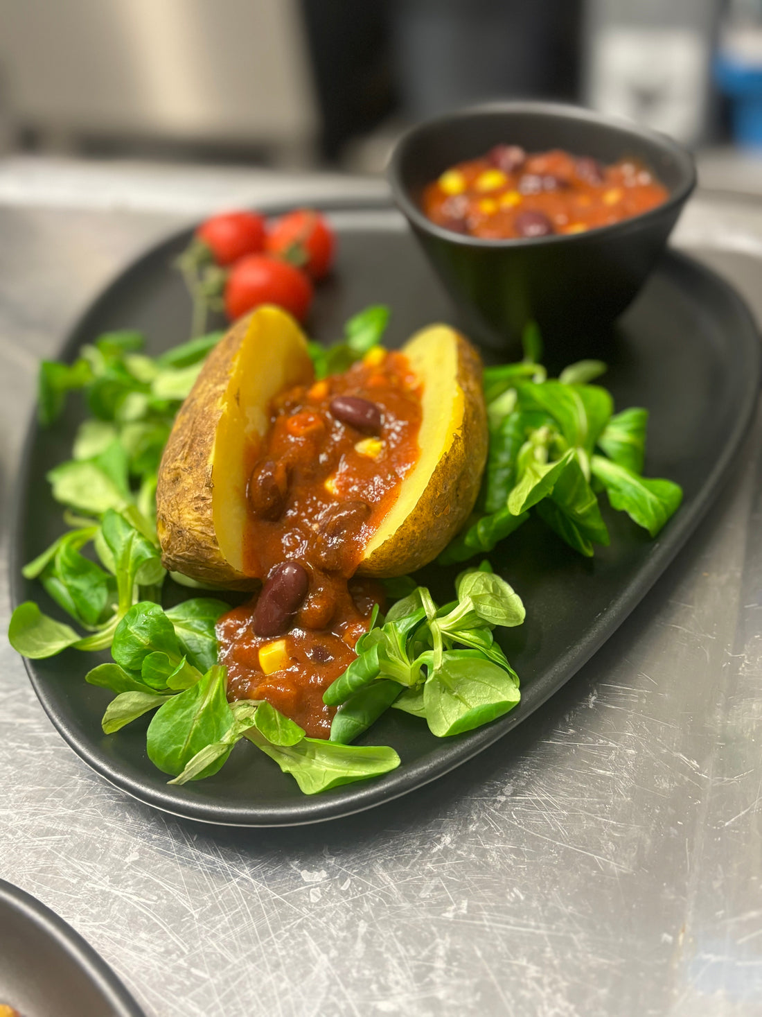 AXEL's Chili Con Carne mit Backkartoffel und Salat