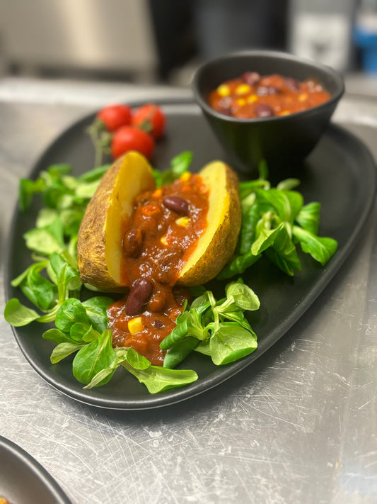 AXEL's Chili Con Carne mit Backkartoffel und Salat